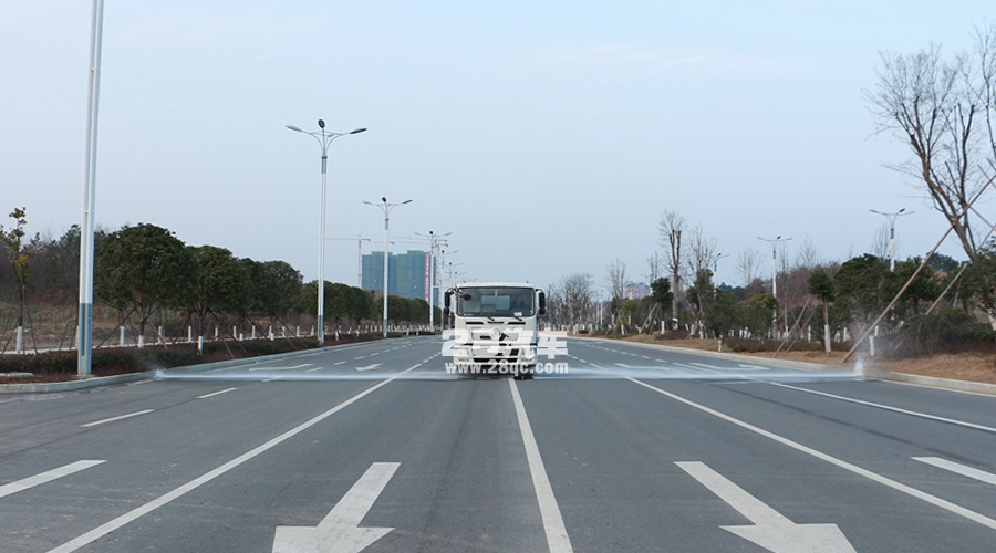 T3灑水車前沖